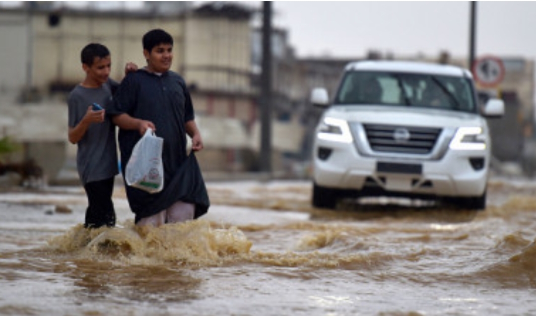 ব্যাপক বৃষ্টিপাতে বন্যা, মদিনায় রেড এলার্ট!