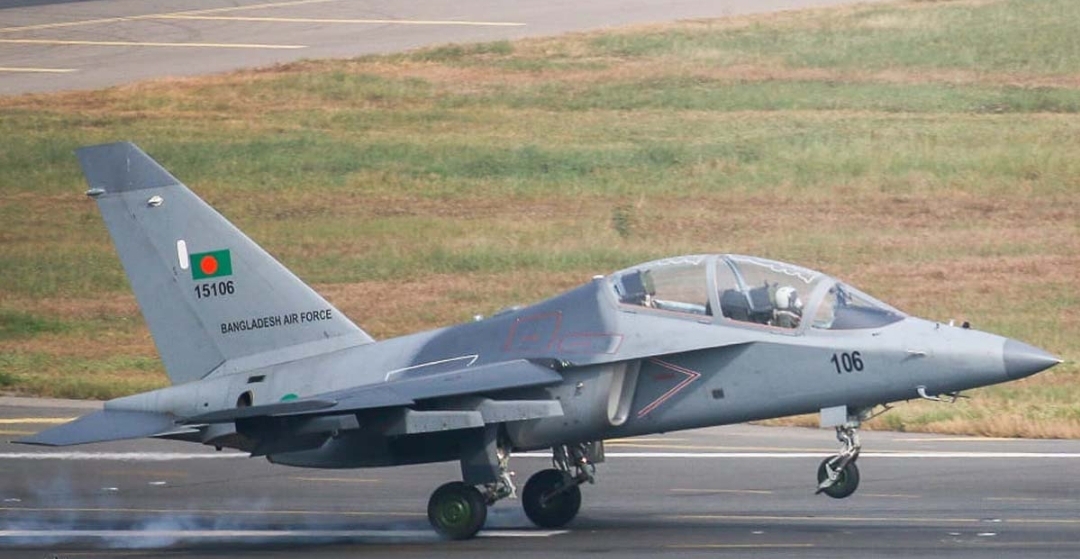 চট্টগ্রামে বিমান বাহিনীর প্রশিক্ষণ যুদ্ধবিমান বিধ্বস্ত