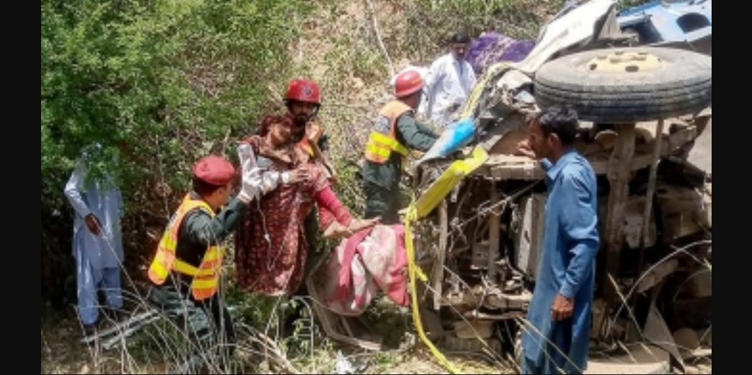 পাকিস্তানে গাড়ি খাদে পড়ে একই পরিবারের ১৪ জন নিহত