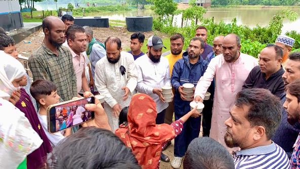 জৈন্তাপুরে বন্যার্ত মানুষের মাঝে বিএনপির খাবার বিতরণ