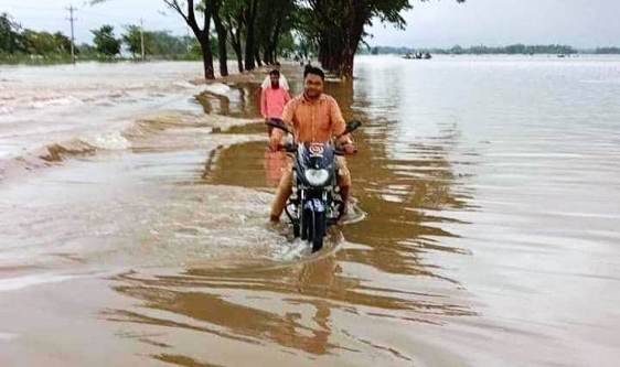 সালুটিকর-গোয়াইনঘাট সড়ক পানিতে তলিয়ে যান চলাচল বন্ধ