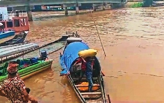 তাহিরপুরে ১৮ বস্তা ভারতীয় চিনি জব্দ, চোরাকারবারিরা অধরা