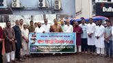 বন্যায় ক্ষতিগ্রস্তদের মধ্যে দোকান মালিক সমিতির ত্রাণ বিতরণ