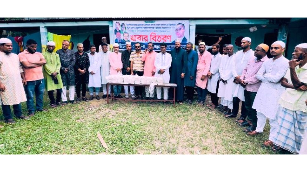 বন্যাদুর্গতদের মধ্যে সিলেট স্বেচ্ছাসেবক দলের খাবার বিতরণ