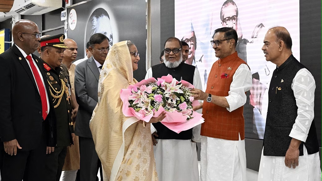 ভারত সফর শেষে দেশে ফিরেছেন প্রধানমন্ত্রী