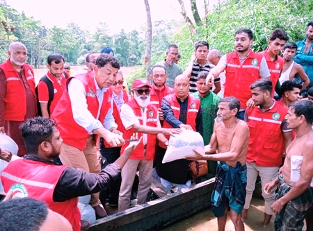 কানাইঘাটে বন্যাদুর্গতদের মধ্যে রেডক্রিসেন্ট সোসাইটির ত্রাণ বিতরণ