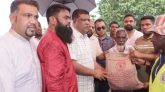 বন্যাদুর্গতদের মধ্যে সিসিক মেয়রের ত্রাণ বিতরণ