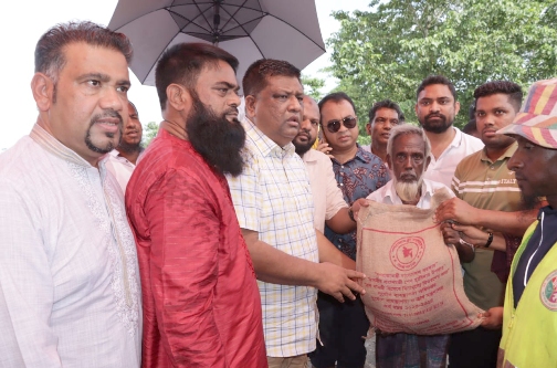 বন্যাদুর্গতদের মধ্যে সিসিক মেয়রের ত্রাণ বিতরণ