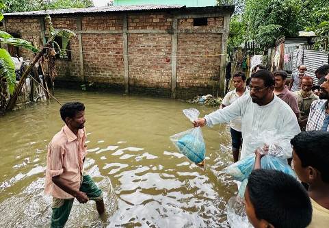 সিলেট নগরীতে বন্যা পরিস্থিতির উন্নতি, সিসিকের ত্রাণ সহায়তা অব্যাহত