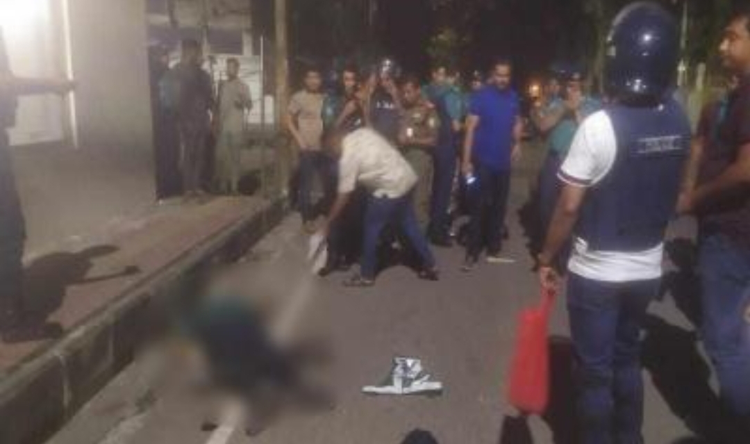 গুলশানে দূতাবাসের সামনে পুলিশের গুলিতে প্রাণ গেল আরেক পুলিশের