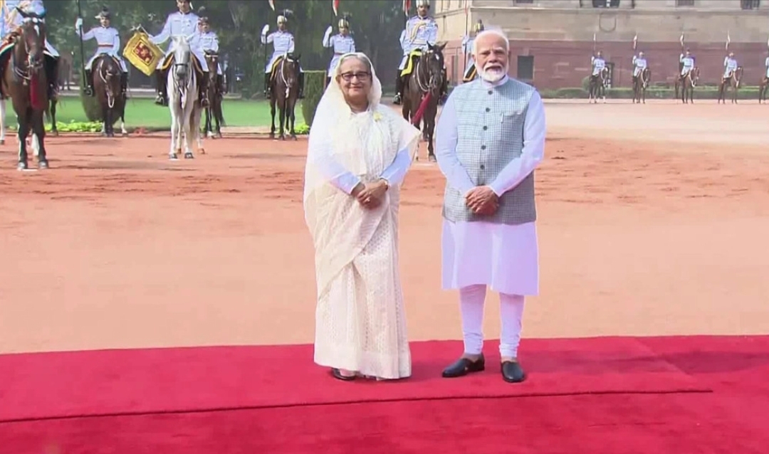 দিল্লির রাষ্ট্রপতি ভবনে শেখ হাসিনাকে লাল গালিচা সংবর্ধনা
