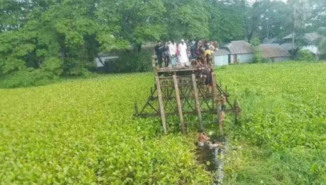 সেতু ভেঙে বিয়ের মাইক্রোবাস খালে, ১০ বরযাত্রী নিহত