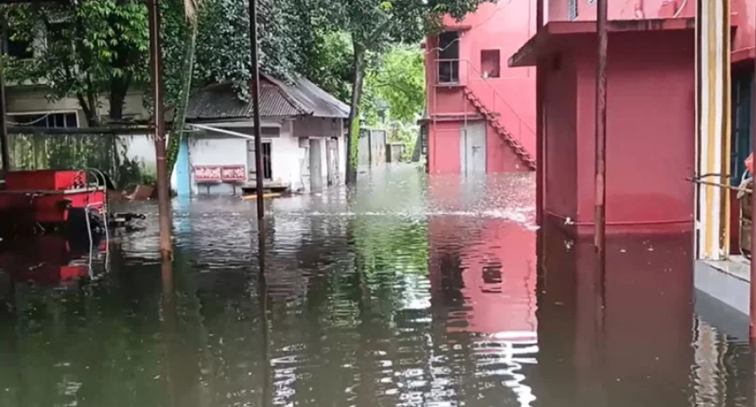সিলেটে ধীরে কমছে বন্যার পানি, আশ্রয়কেন্দ্র ছাড়ছে মানুষ