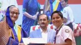 প্রাথমিক শিক্ষা পদক তুলে দিলেন প্রধানমন্ত্রী