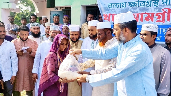 সিলেটে বন্যার্তদের মাঝে জামায়াতের সেক্রেটারী জেনারেলের ফুডপ্যাক বিতরণ