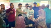 বন্যাদুর্গতদের মধ্যে সিলেট চেম্বারের খাবার ও বিশুদ্ধ পানি বিতরণ