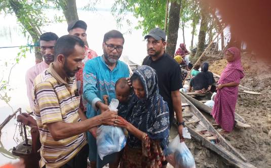 খাদিমপাড়ায় সিলেট জেলা স্বেচ্ছাসেবক দলের খাদ্যসামগ্রী বিতরণ