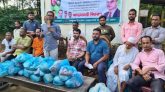 ফেঞ্চুগঞ্জে বন্যাদুর্গতদের মধ্যে স্বেচ্ছাসেবক দলের খাদ্যসামগ্রী বিতরণ