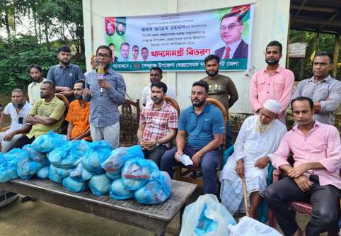 ফেঞ্চুগঞ্জে বন্যাদুর্গতদের মধ্যে স্বেচ্ছাসেবক দলের খাদ্যসামগ্রী বিতরণ