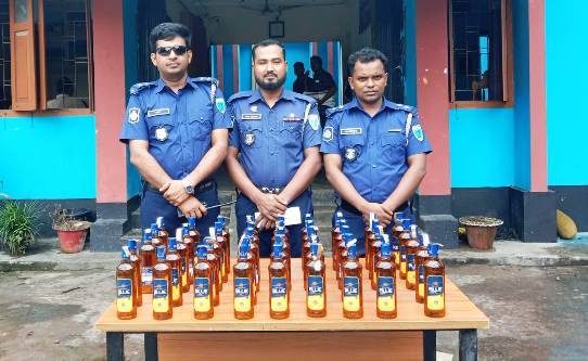জৈন্তাপুরে পুলিশের অভিযানে ভারতীয় মদ ও চিনি আটক