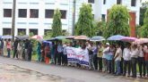 সর্বজনীন পেনশন স্কিম থেকে অন্তর্ভুক্তি বাতিলের দাবিতে সিকৃবিতে মানববন্ধন