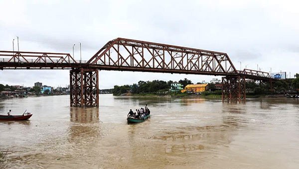 সিলেটে নদ-নদীর পানি কমায় মানুষ বাড়ি ফিরছে