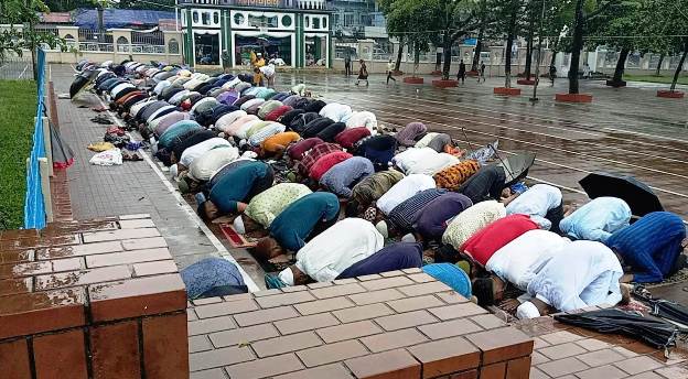 বৃষ্টি মাথায় নিয়ে সিলেটে ঈদুল আযহার জামাত অনুষ্ঠিত