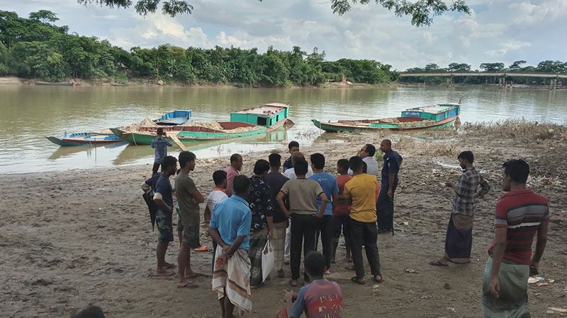 অবৈধভাবে বালু উত্তোলন, জাফলংয়ে ৬১টি নৌকাসহ গ্রেপ্তার ৩