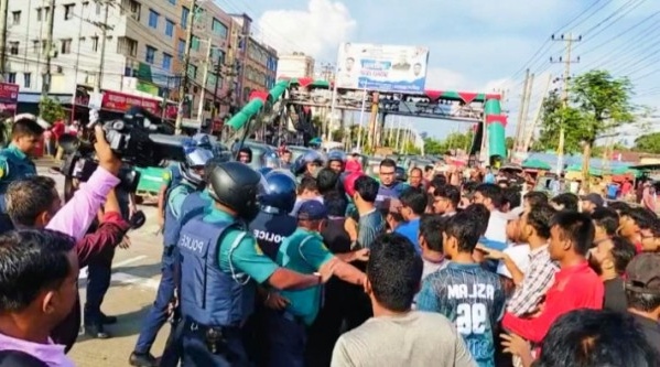 পুলিশি বাঁ*ধা উপেক্ষা করে শাবি শিক্ষার্থীদের সড়ক অ*ব*রো*ধ