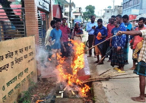 হাওরে নিষিদ্ধ কারেন্ট জাল, নদীতে অবৈধ বাঁশের খাঁটি ধ্বংস হচ্ছে জলজ প্রাণী
