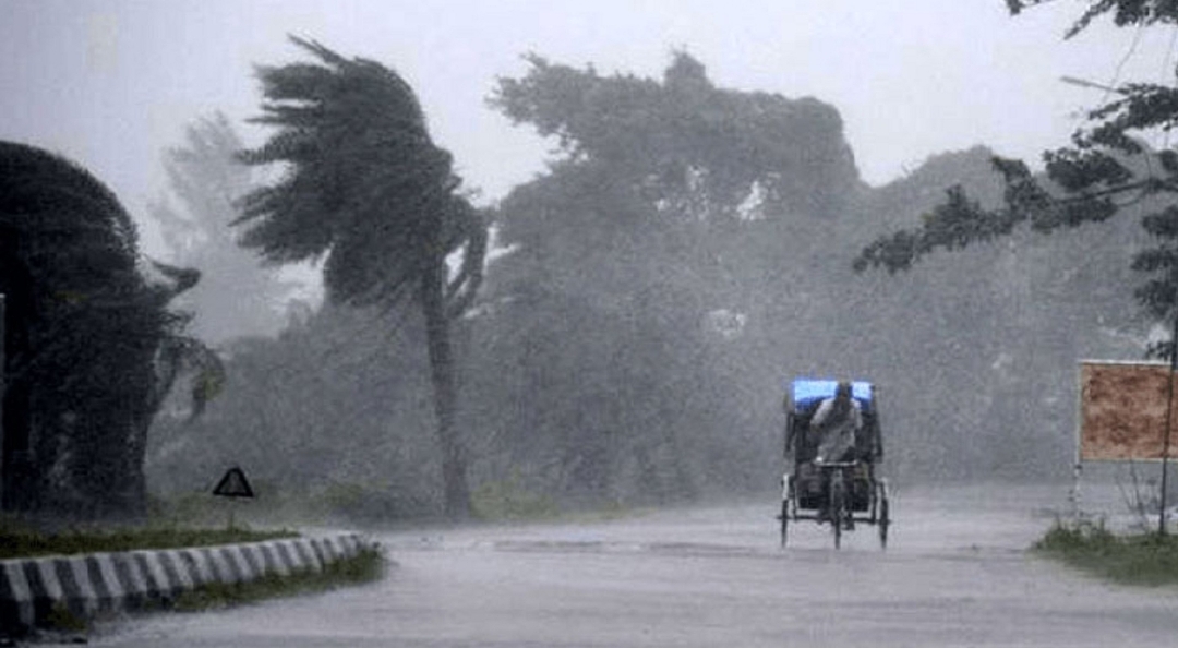 দেশের ১৮ জেলায় তীব্র ঝড়ের আভাস, সতর্ক সংকেত