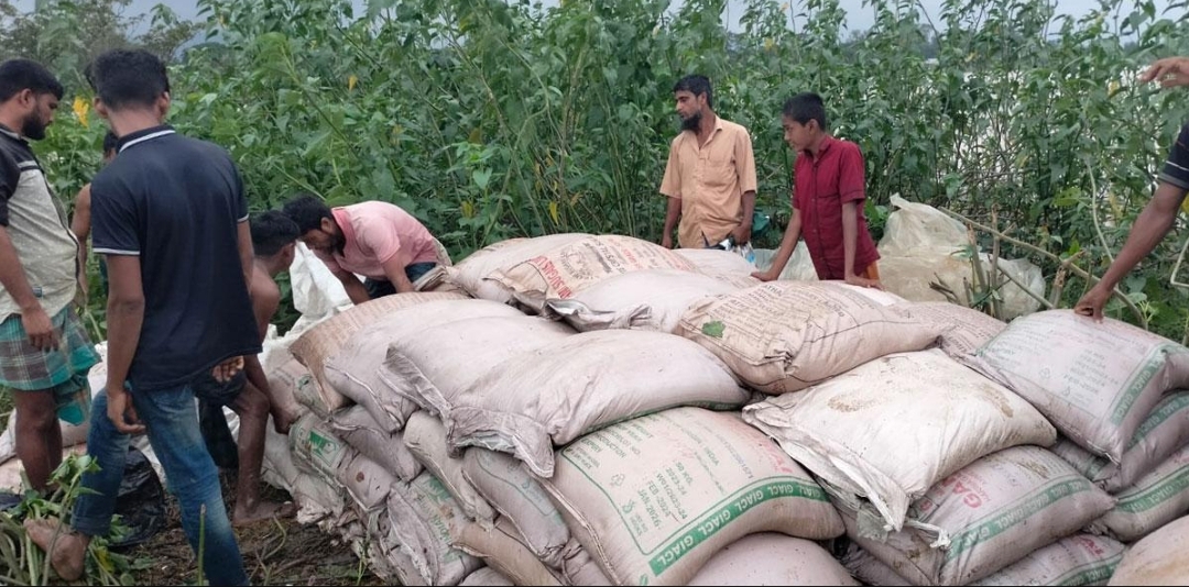 কবরস্থানে মিলল ১০০ বস্তা ভারতীয় চিনি