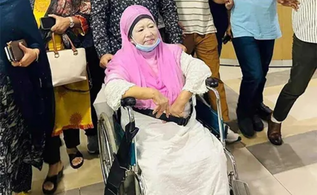 ১১ দিন পর হাসপাতাল থেকে বাসায় ফিরলেন বেগম খালেদা জিয়া