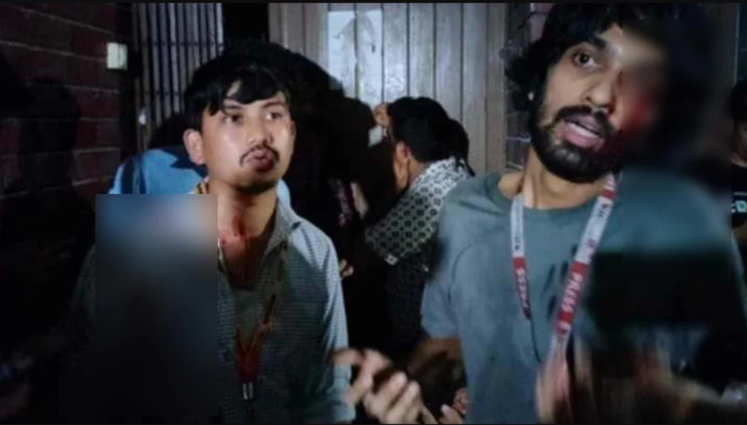 জাবিতে গভীর রাতে আন্দোলনকারীদের ওপর ছাত্রলীগের হামলা, পুলিশের গুলি