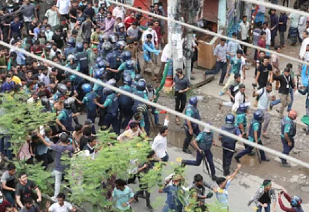 সিলেটে শিক্ষার্থীদের পদযাত্রায় পুলিশের বাধা, সাউন্ড গ্রেনেড ও কাঁদানে গ্যাসের শেল ছুড়ে ছত্রভঙ্গ