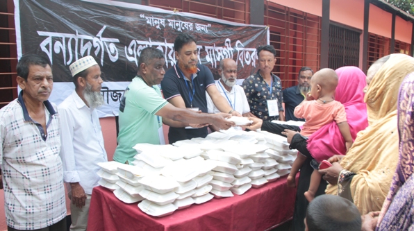 বন্যার্তদের মাঝে সুরমা বয়েজ ক্লাবের খাবার বিতরণ