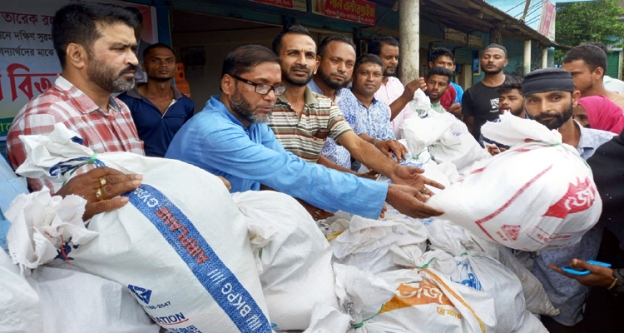 দক্ষিণ সুরমা উপজেলা স্বেচ্ছাসেবক দলের খাদ্যসামগ্রী বিতরণ