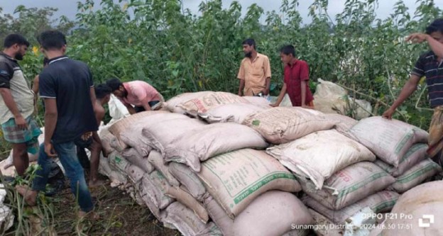 মধ্যনগরে ১০০ বস্তা ভারতীয় চিনি জব্দ