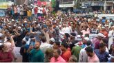 ব্যারিস্টার সুমনকে হত্যার হুমকির প্রতিবাদে মাথায় কাফনের কাপড় বেঁধে বিক্ষোভ