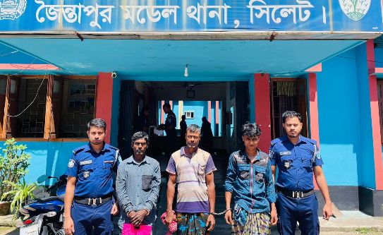 জৈন্তাপুরে ১০৫ বস্তা ভারতীয় চোরাই চিনি ও ঔষধ জব্দ, গ্রেপ্তার ৩