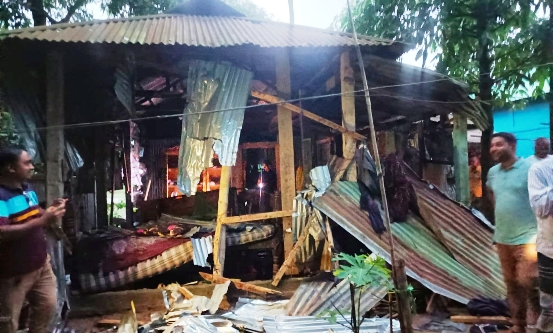 জৈন্তাপুরে বাড়ীতে হা*ম*লা, ভাং*চু*র ও অ*গ্নি*সং*যো*গ, শিশু সহ আ*হ*ত ১৫