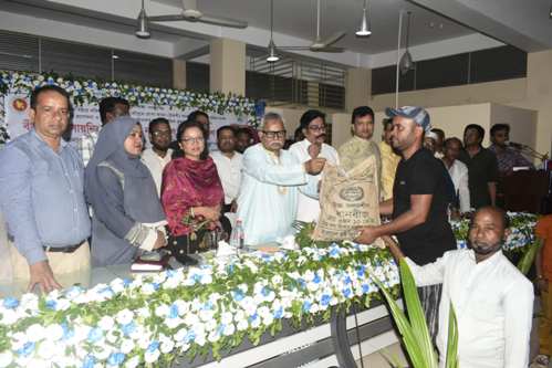ওসমানীনগরে কৃষকদের মধ্যে সার বীজ নারিকেল গাছের চারা বিতরণ
