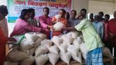 সুনামগঞ্জে শিল্পীদের মধ্যে ত্রাণ বিতরণ করেছে বাউল সমিতি ফাউন্ডেশন