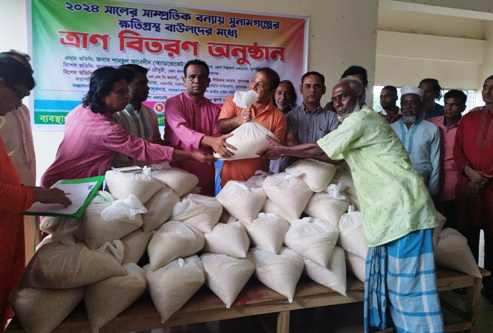 সুনামগঞ্জে শিল্পীদের মধ্যে ত্রাণ বিতরণ করেছে বাউল সমিতি ফাউন্ডেশন