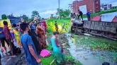 সিলেটে নিয়ন্ত্রণ হারিয়ে বাস পুকুরে, অল্পের জন্য রক্ষা পেল ২৫ যাত্রী