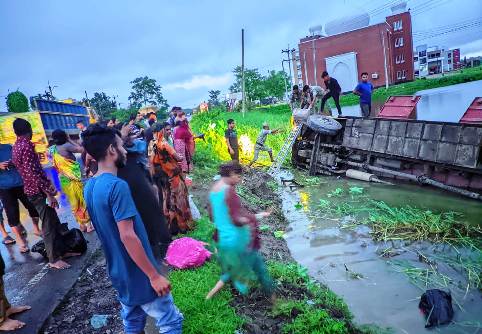 সিলেটে নিয়ন্ত্রণ হারিয়ে বাস পুকুরে, অল্পের জন্য রক্ষা পেল ২৫ যাত্রী