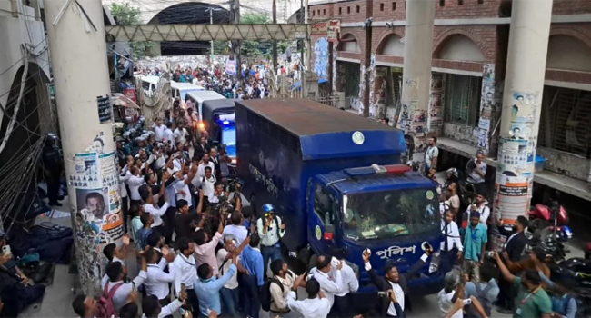 সালমান ও আনিসুলের ওপর ডিম ও জুতা নিক্ষেপ