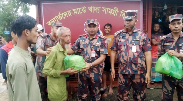 কমলগঞ্জে বন্যার্তদের মাঝে বিজিবির খাদ্য সামগ্রী বিতরণ