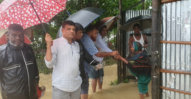 কমলগঞ্জে বন্যা দুর্গতদের মাঝে বিএনপিসহ বিভিন্ন সংগঠনের শুকনো খাবার বিতরণ