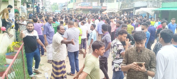 শেখ হাসিনার পদত্যাগে কমলগঞ্জে উল্লাস, ইউপি ও ছাত্রলীগ কার্যালয় ভাঙ্গচুর